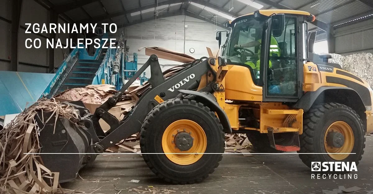 Ładowarka Stena Recycling w hali makulatury