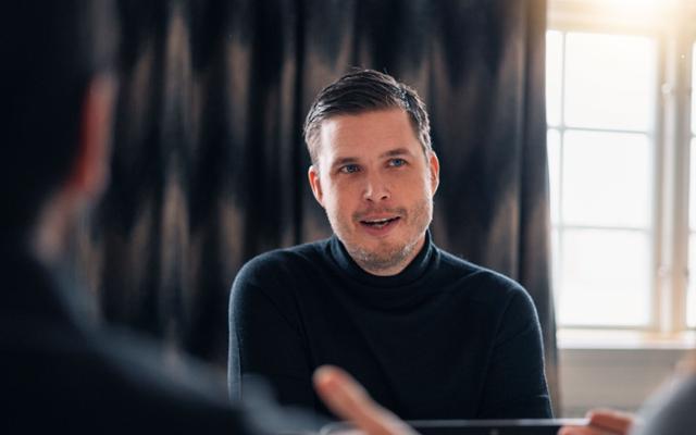 En ansat i Stena Recycling smiler