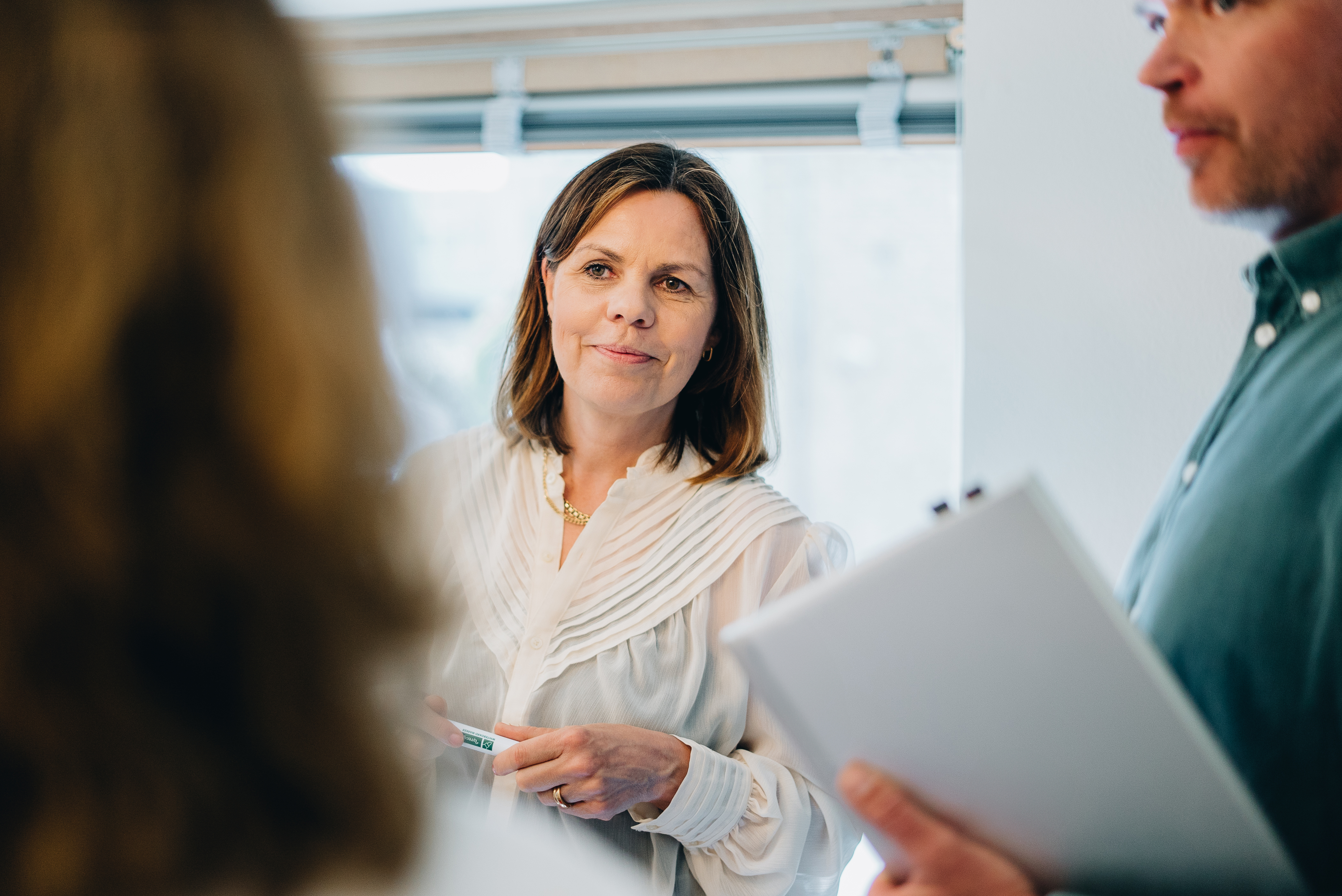 Kvinna i kontorsmiljö