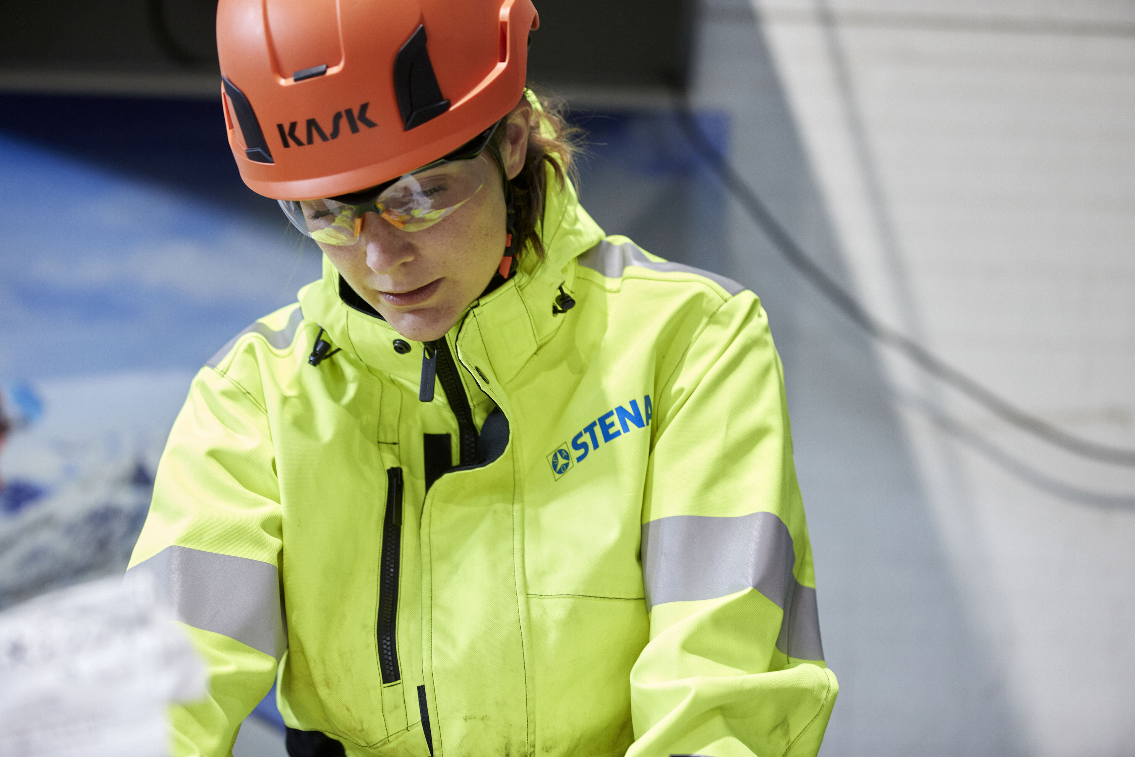 En medarbejder fra Stena Recycling smiler