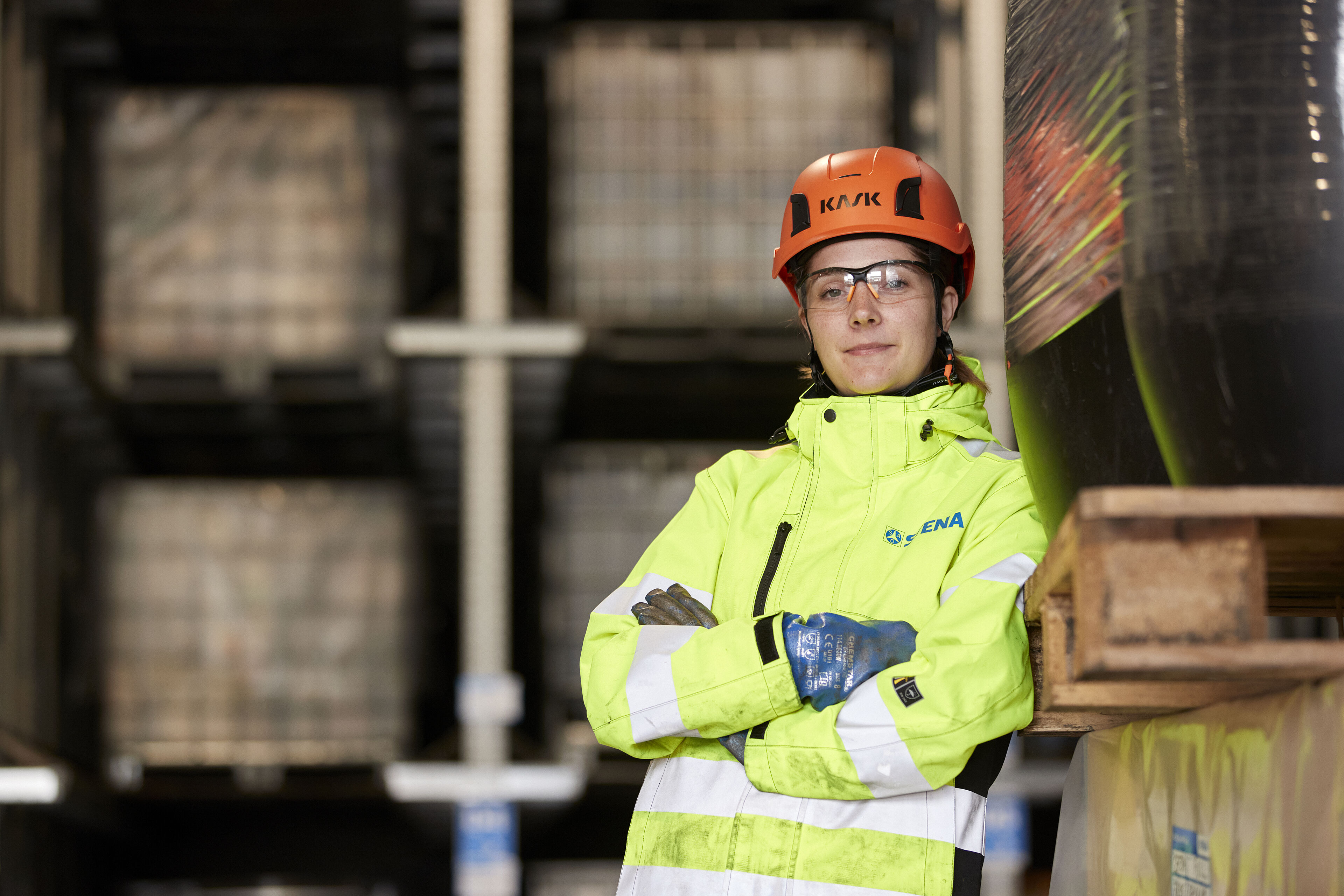 kvinne på jobb i jakke og hjelmer