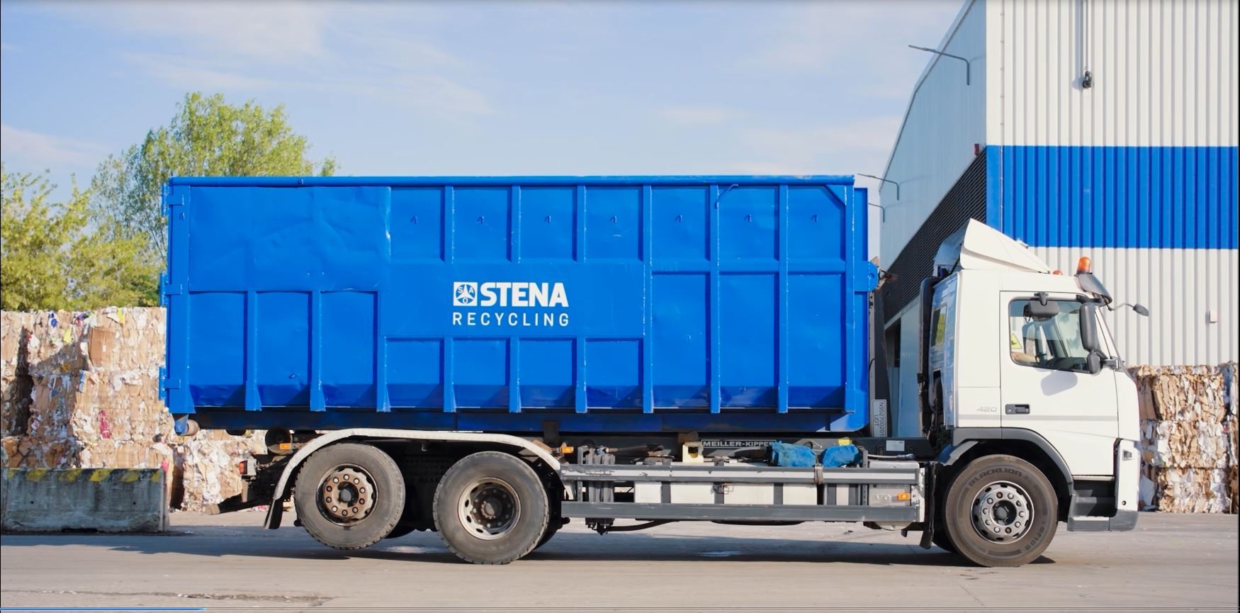 Ciężarówka Stena Recycling wjeżdża na plac.