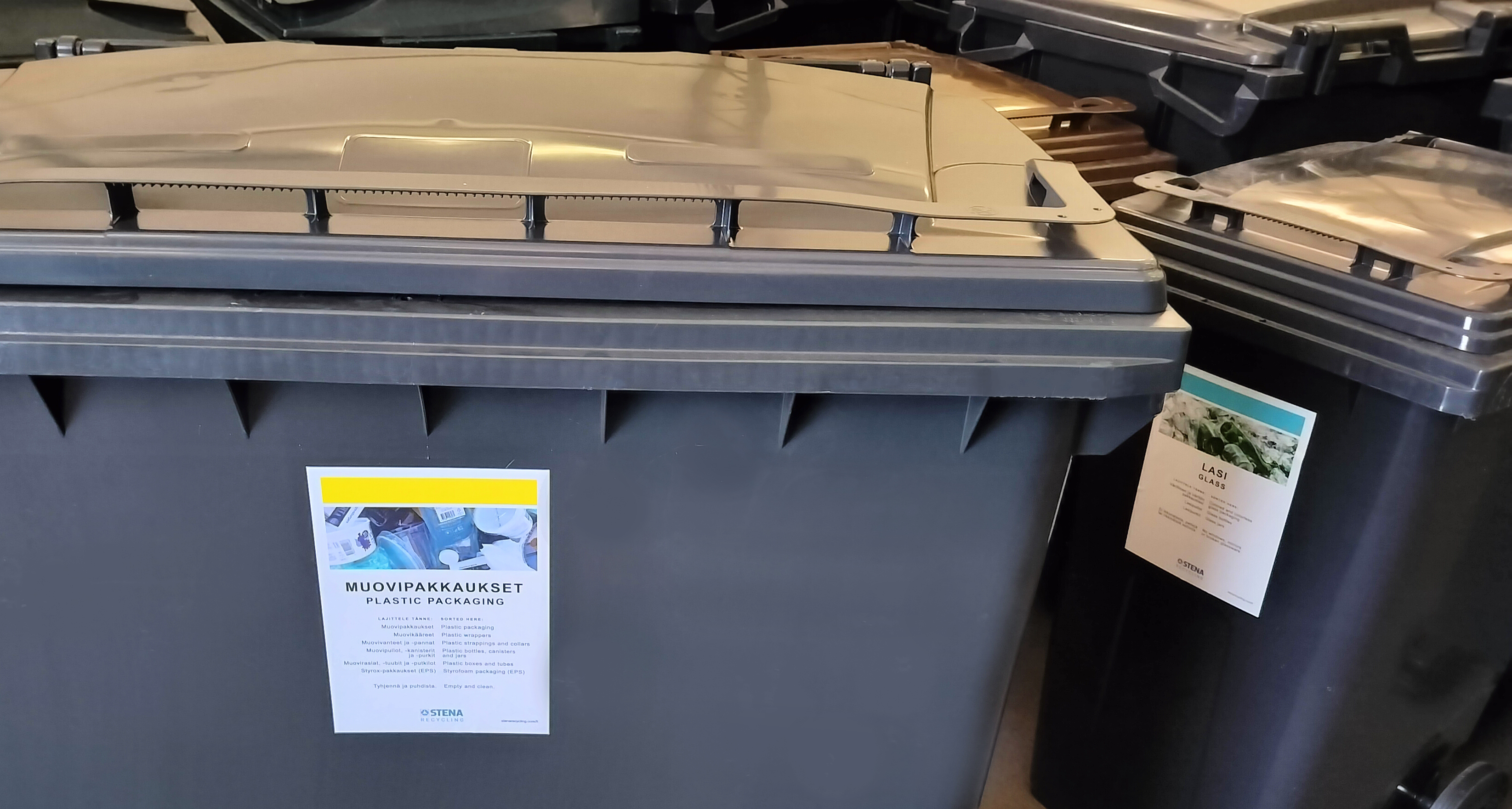 kaksi kierrätysmuovista valmistettua jäteastiaa