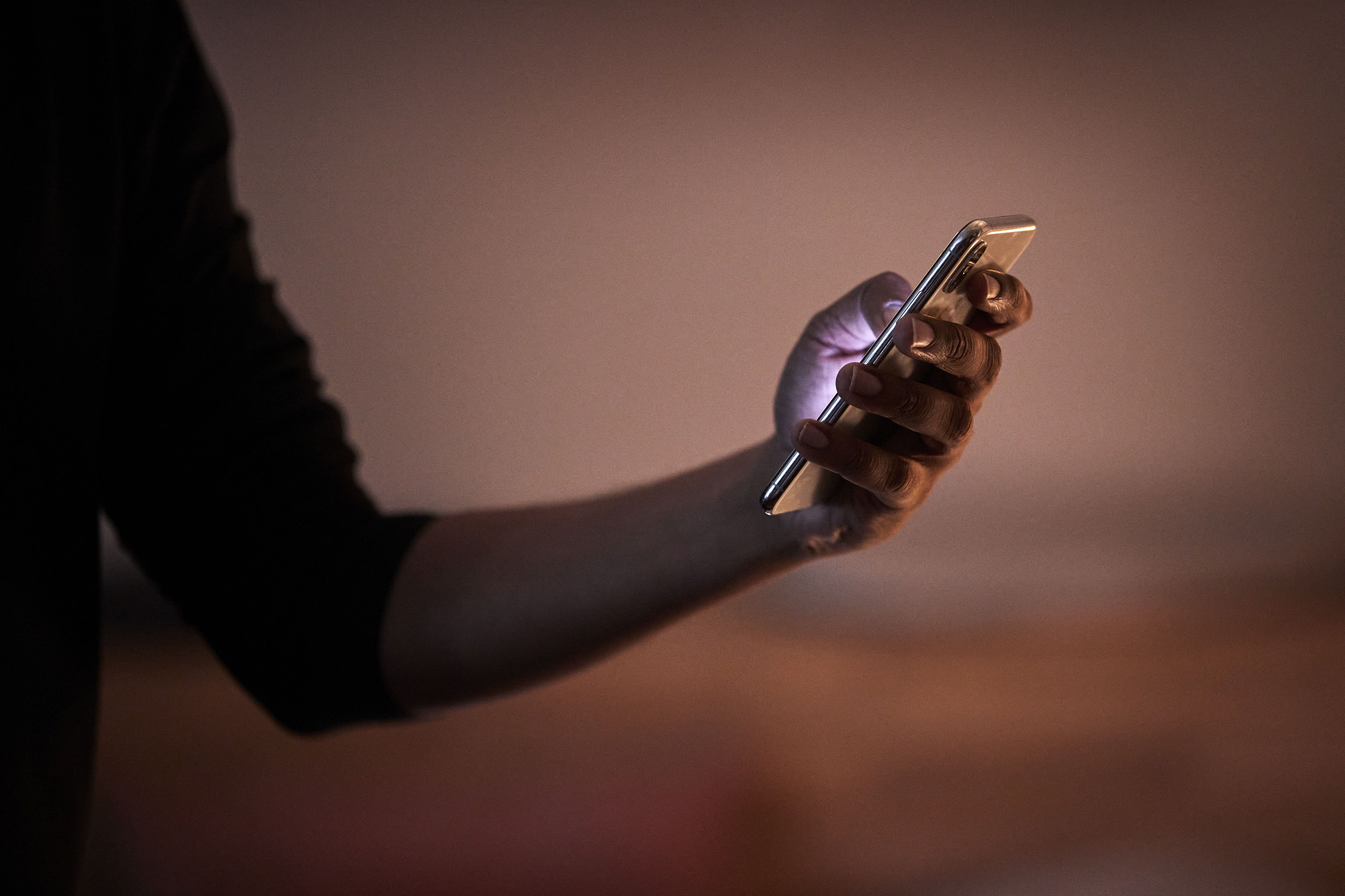 Matkapuhelin kädessä