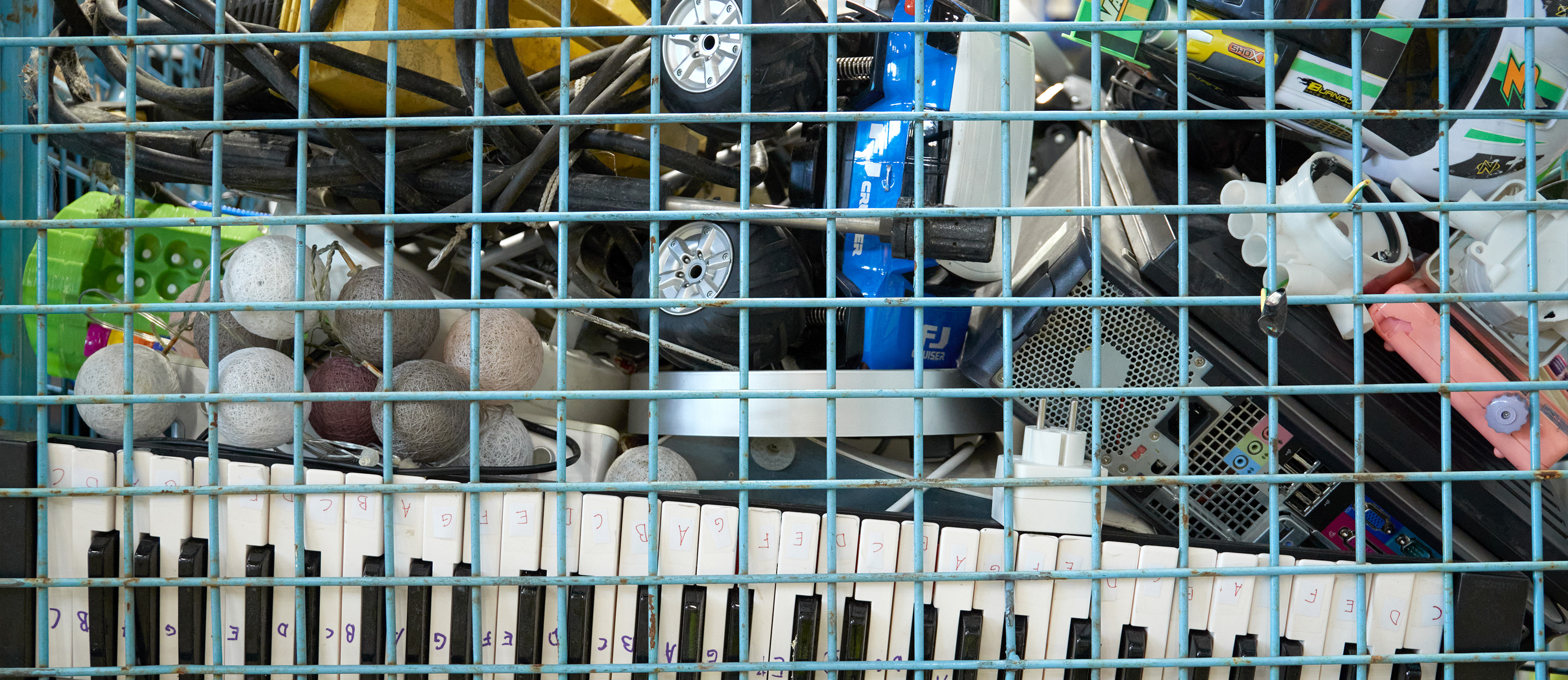 Hög med elektronikprodukter som ska återvinnas