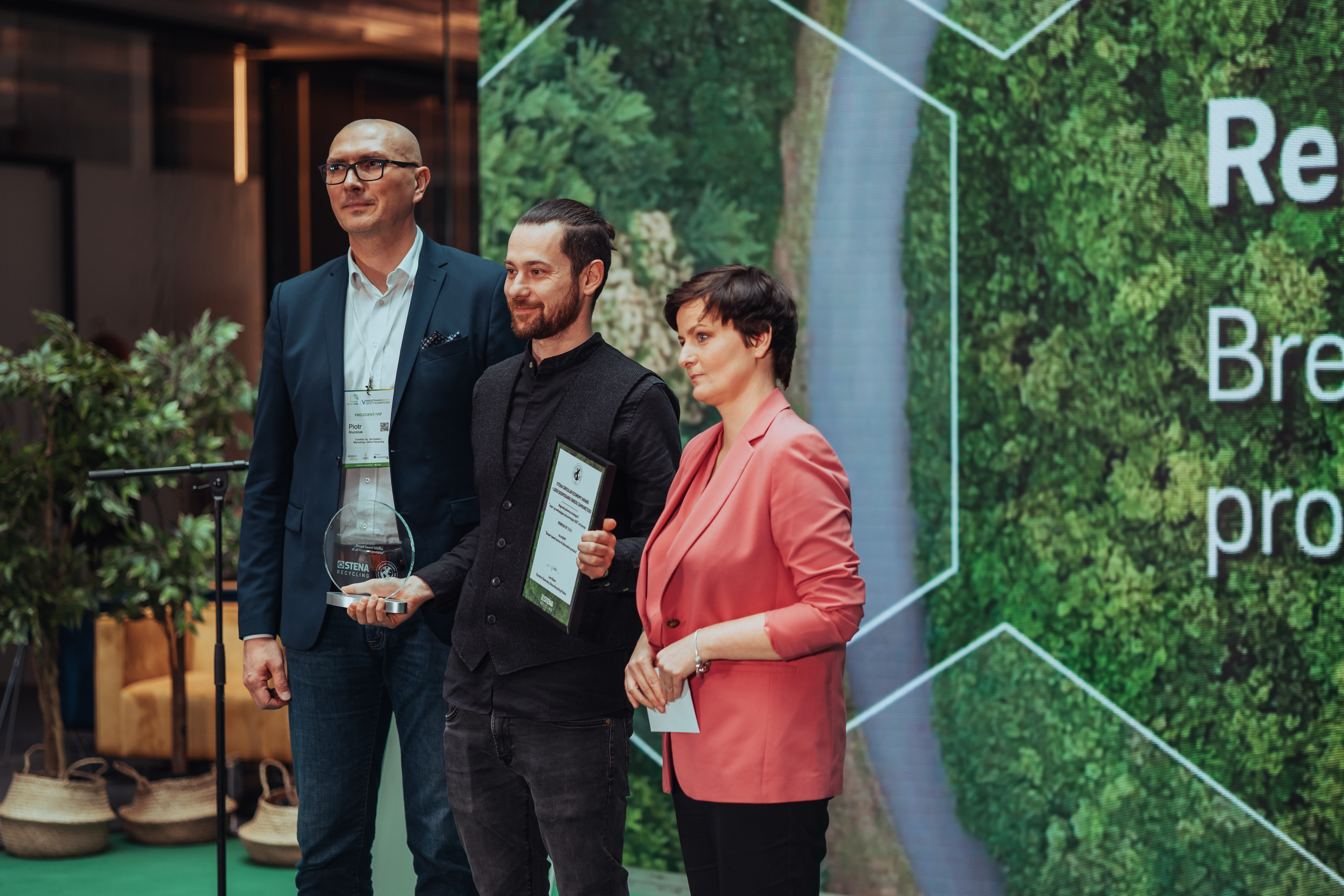 Bartłomiej Rak odbiera statuetkę SCEA