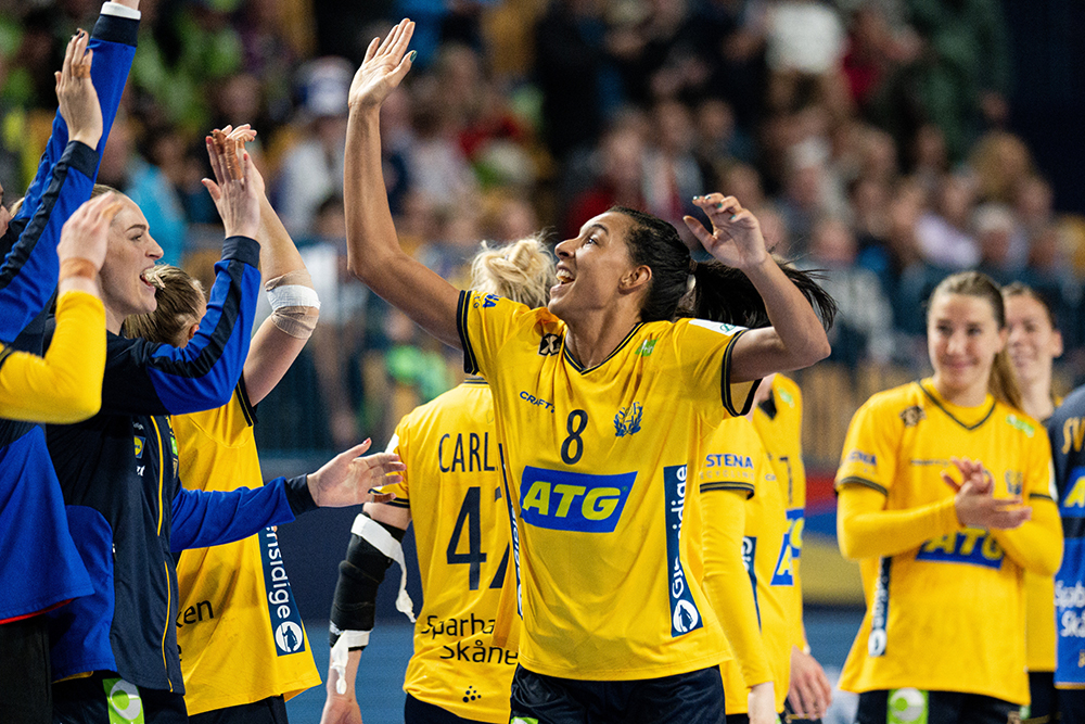 Handbollsspelare som ger varandra high-fives