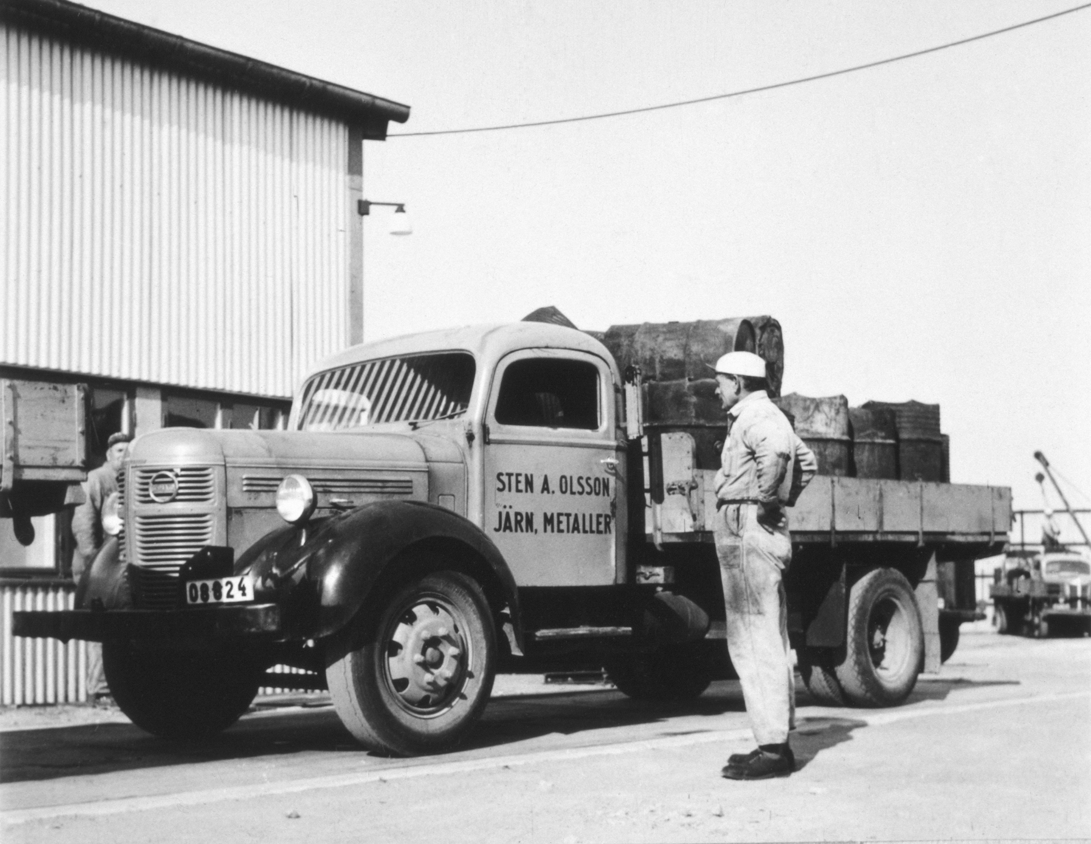 An archive image showing an early Stena Recycling employee standing next to one of Sten A Olsson’s trucks.