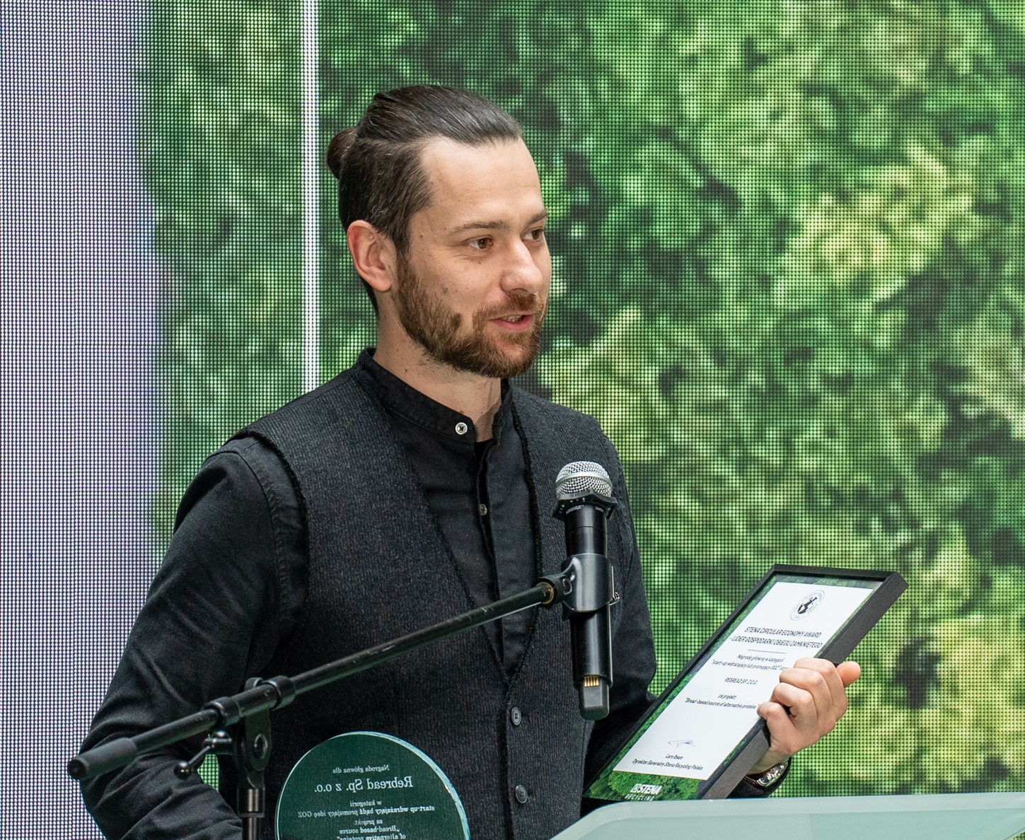 CEO Rebread Bartłomiej Rak odbiera nagrodę w konkursie Stena Circular Economy Award