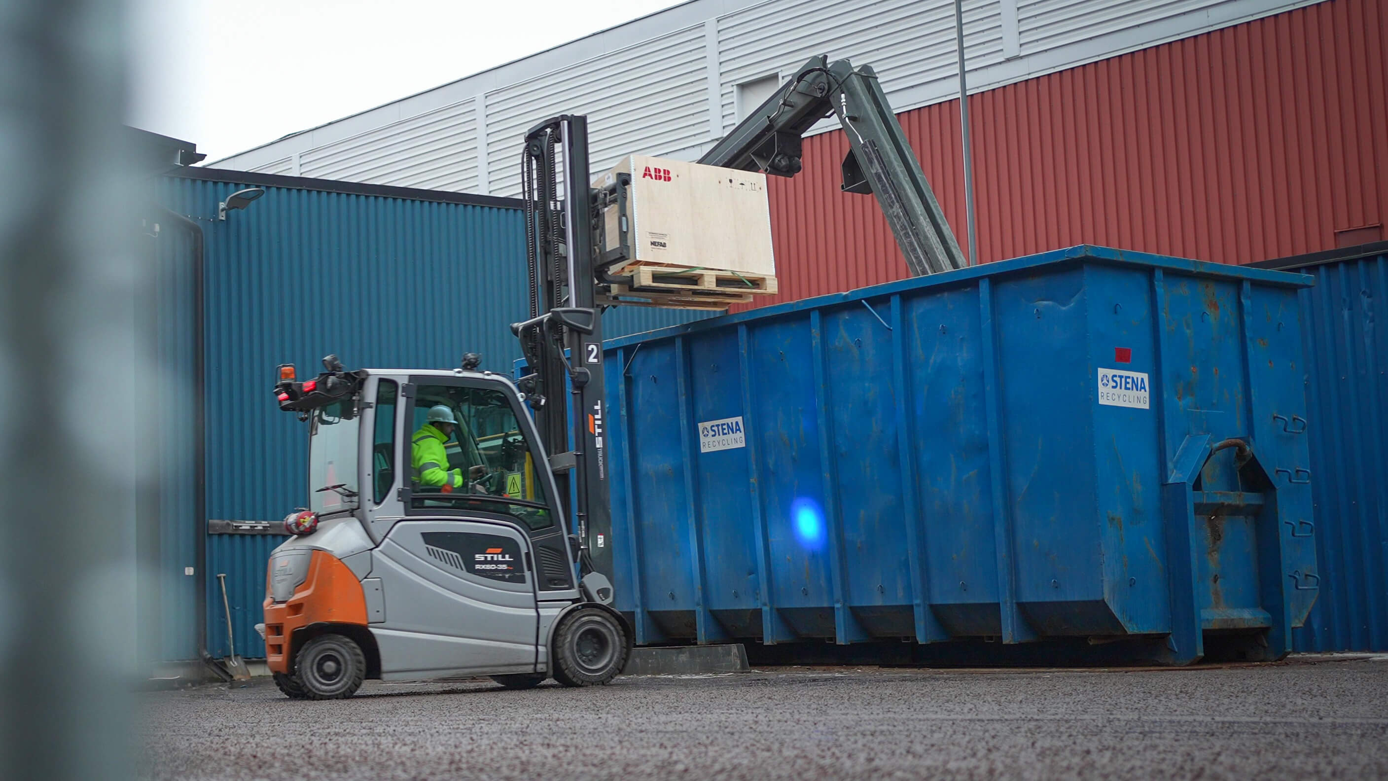 Trälåda lyfts in i container