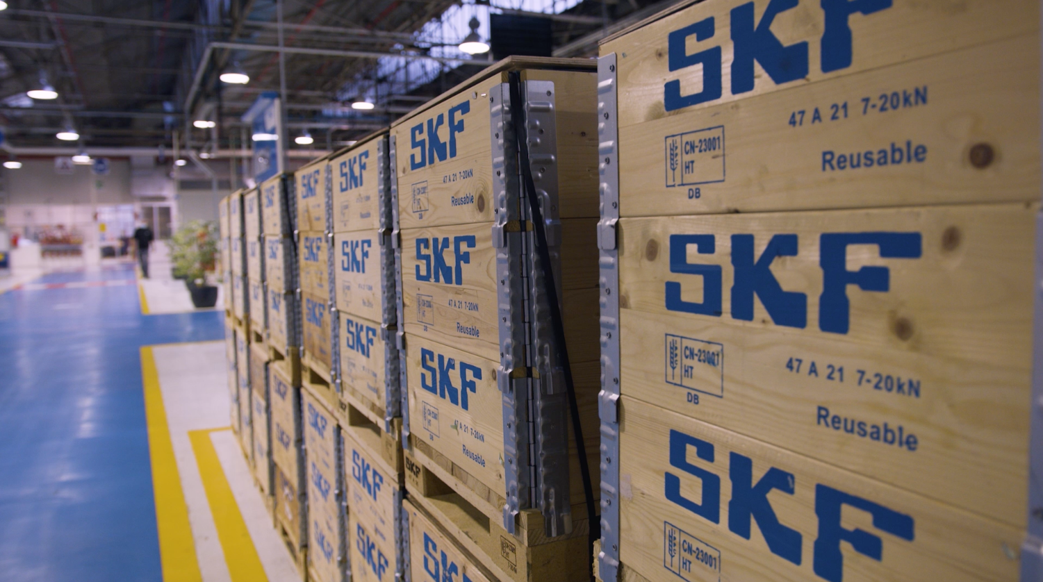 träpallar med SKF logga