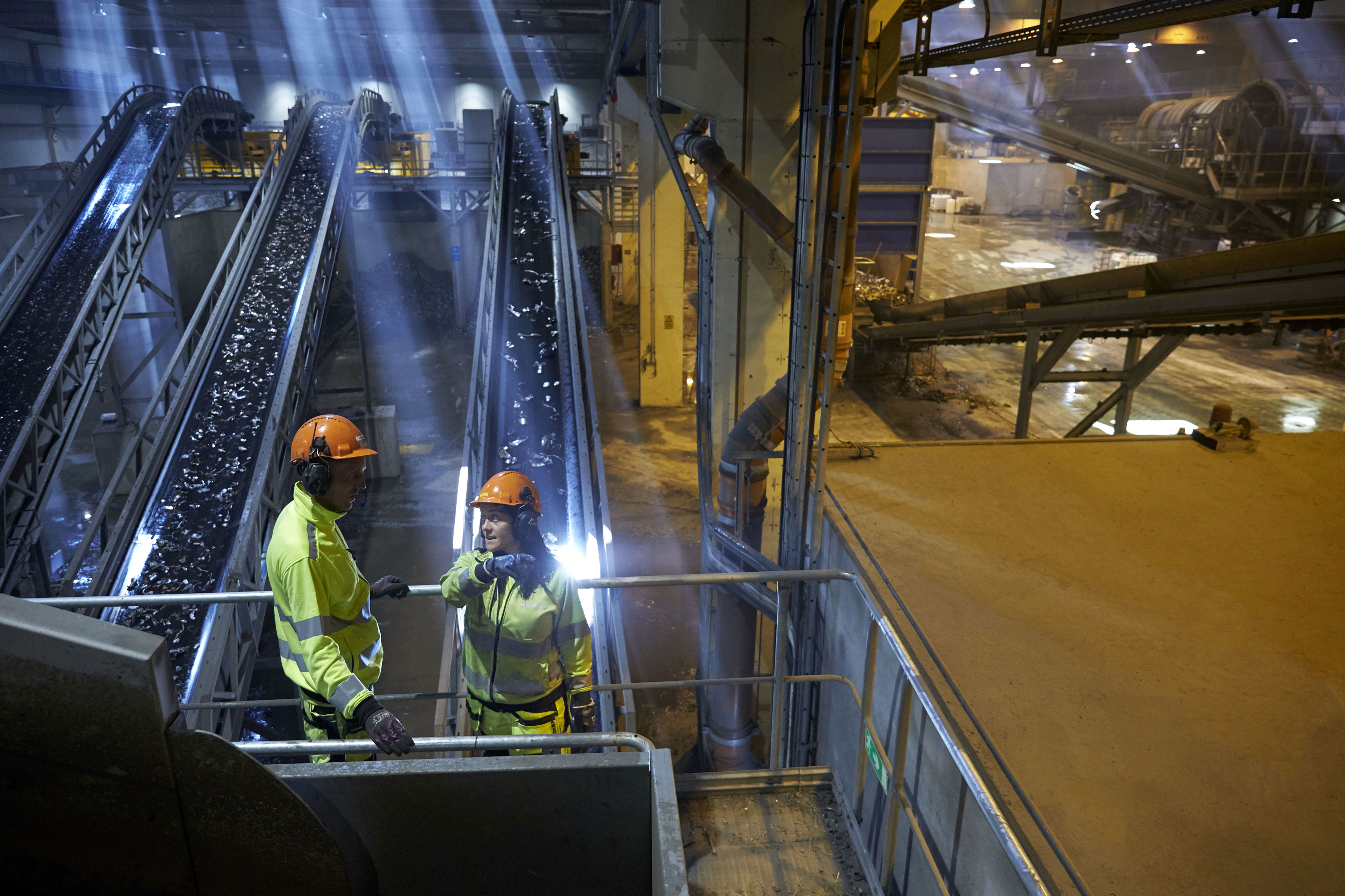 Two Stena Recycling employees discussing the production at Stena Nordic Recycling Center.