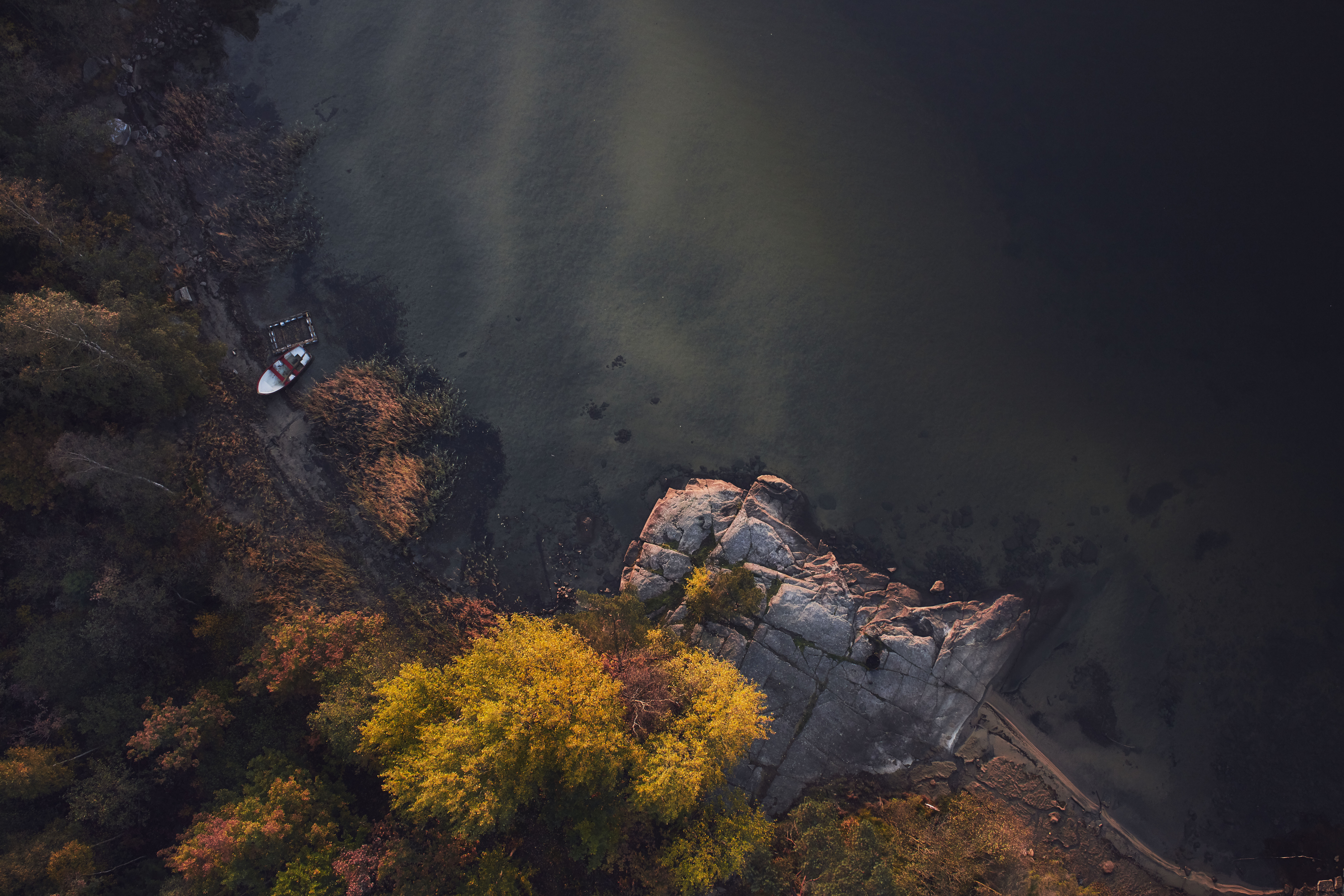 Dronebilde av en strand på vestkysten