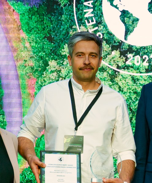 Adam Siedlecki z Systemu DOT odbierający nagrodę w Stena Circular Economy Award