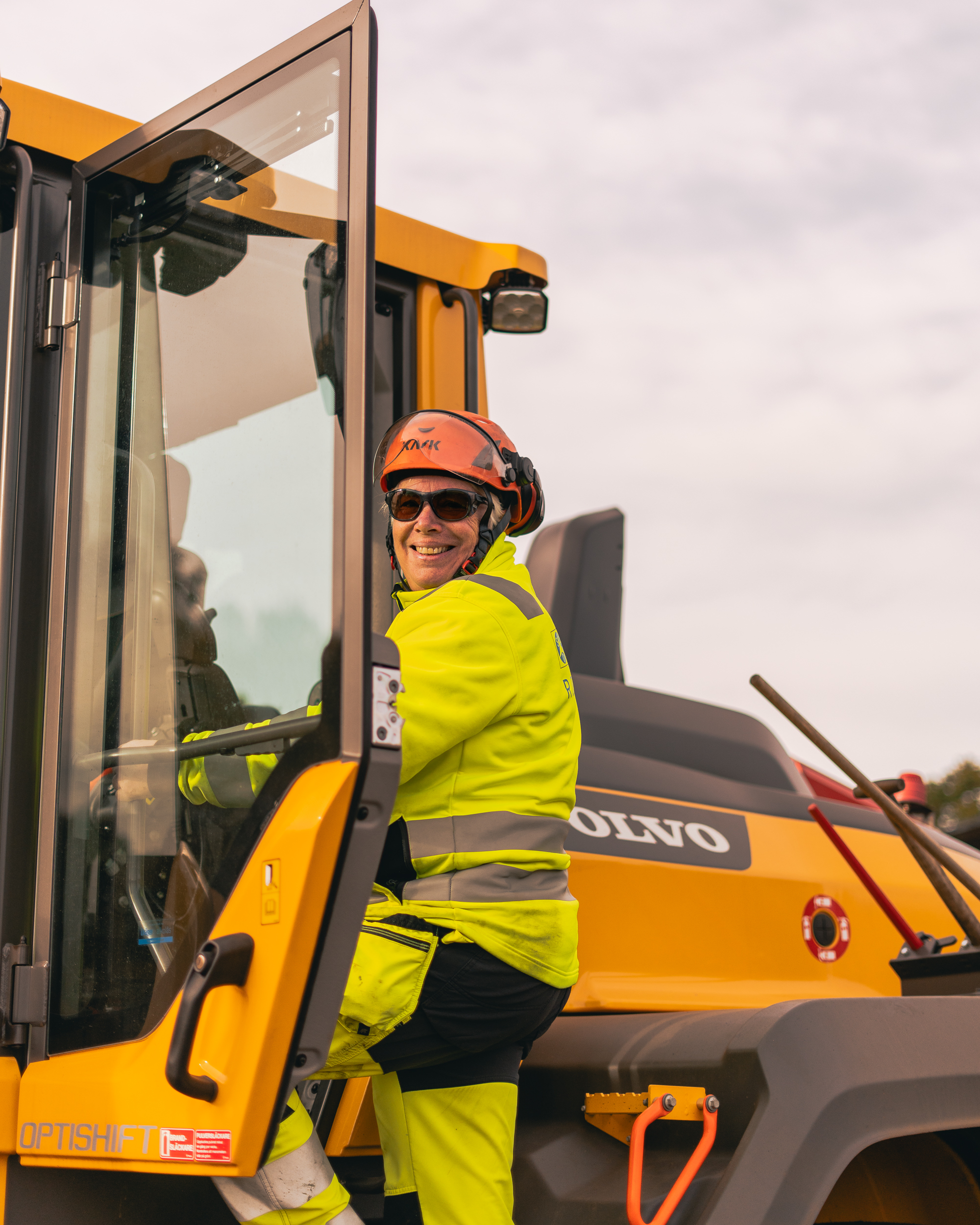 Kvinna som klättrar upp i traktor