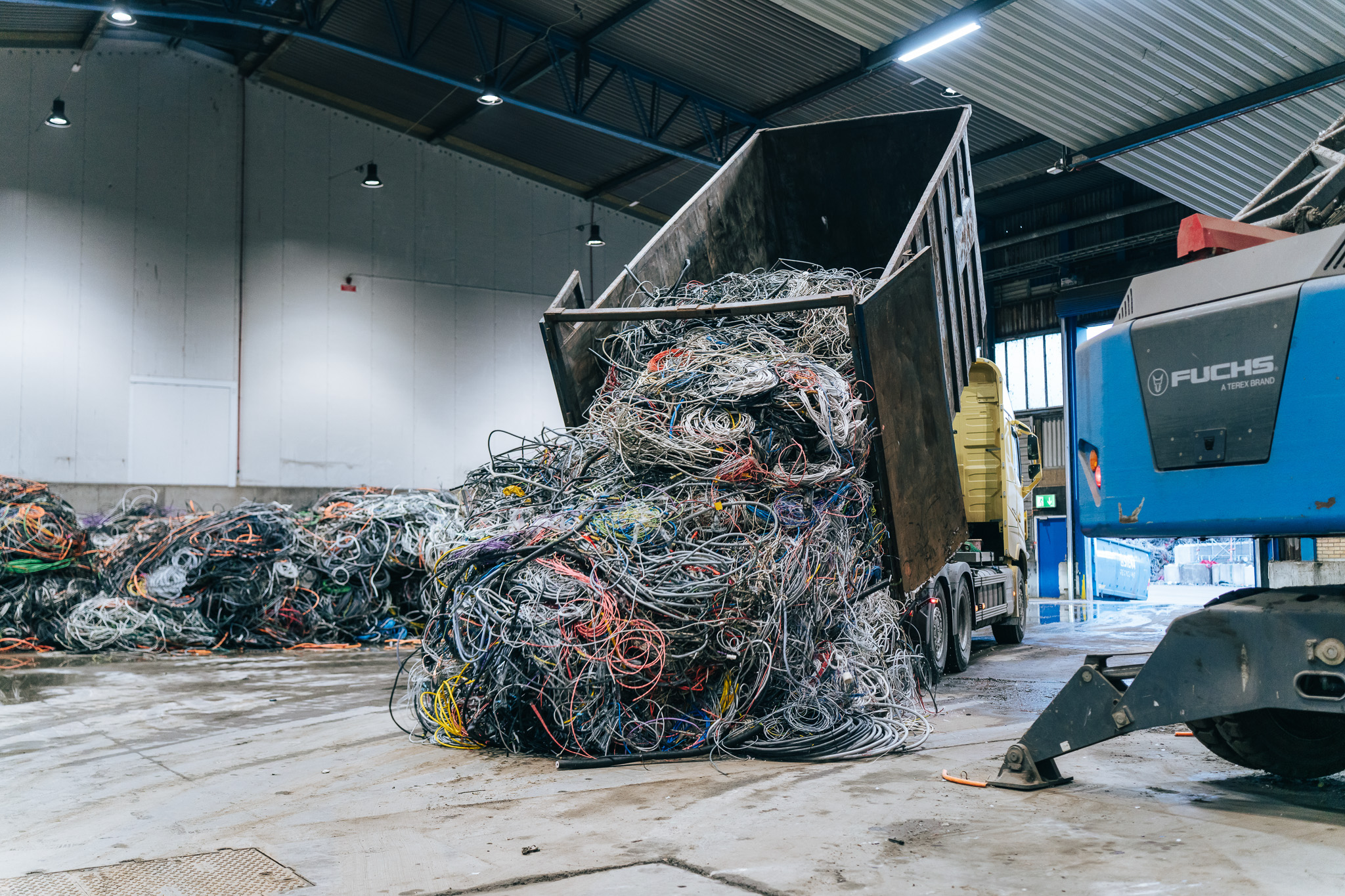 Kabel lossas från container