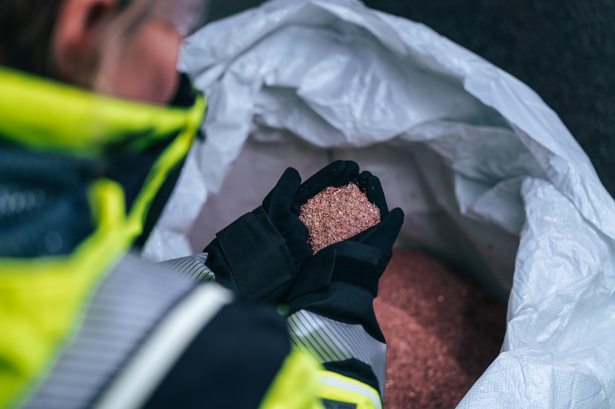 koppargranulat i händer