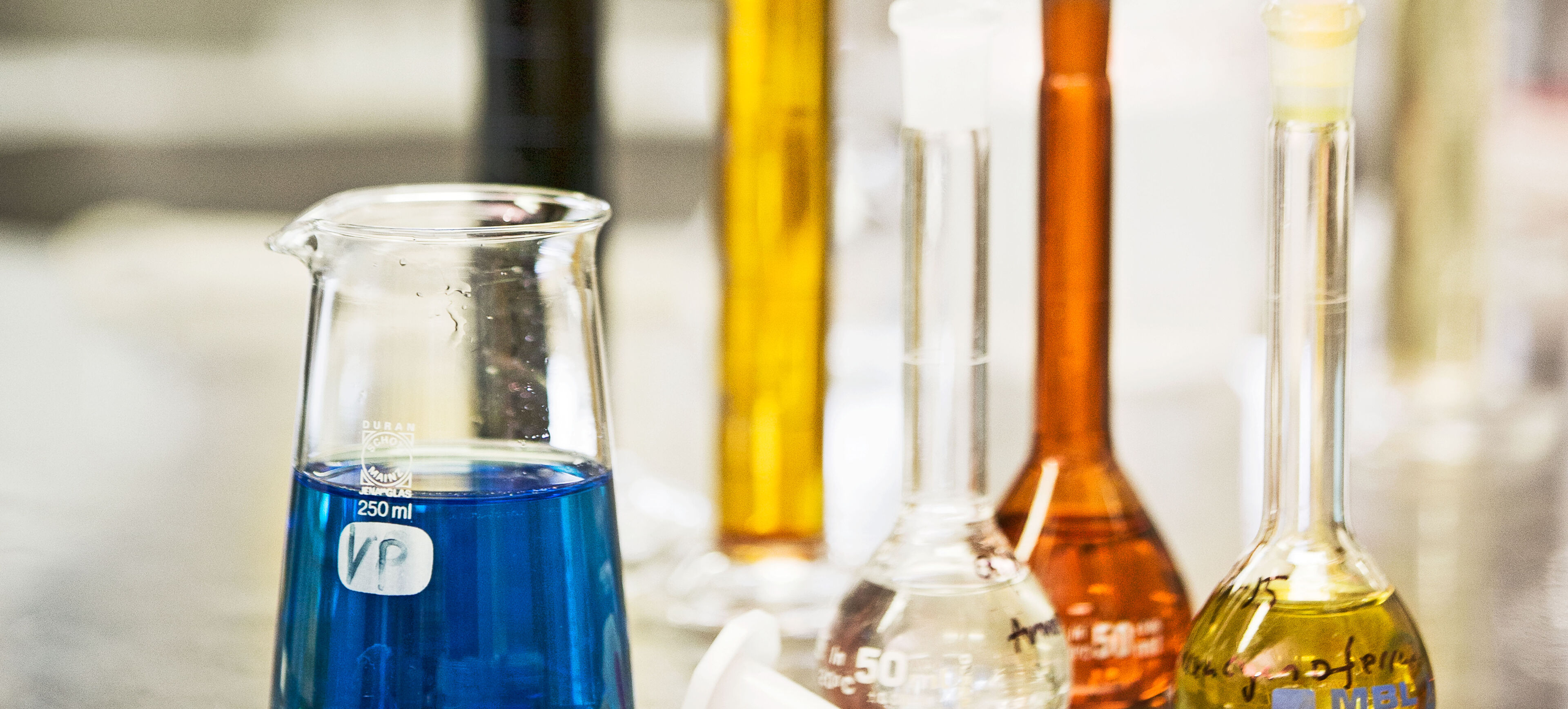 Nesteitä koeputkissa