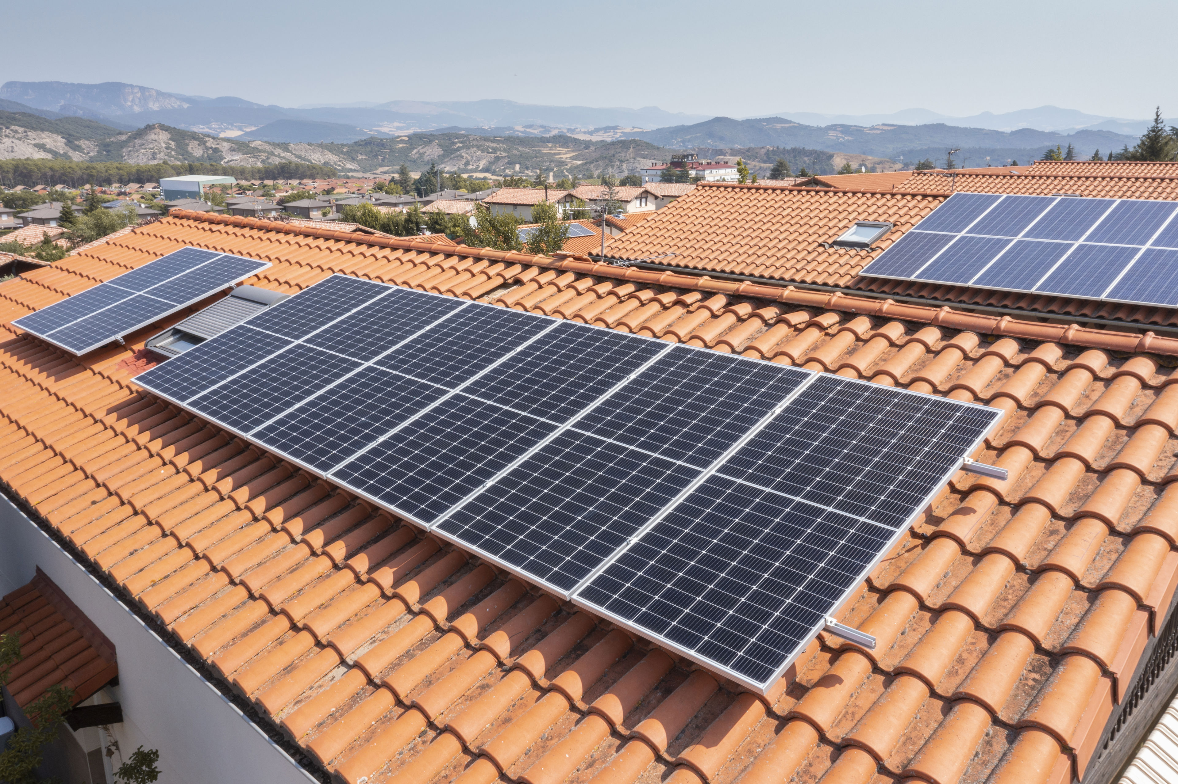 Wir holen gebrauchte PV-Module bei Ihnen ab, testen diese auf Wiederwendbarkeit und entsorgen sie fachgerecht.