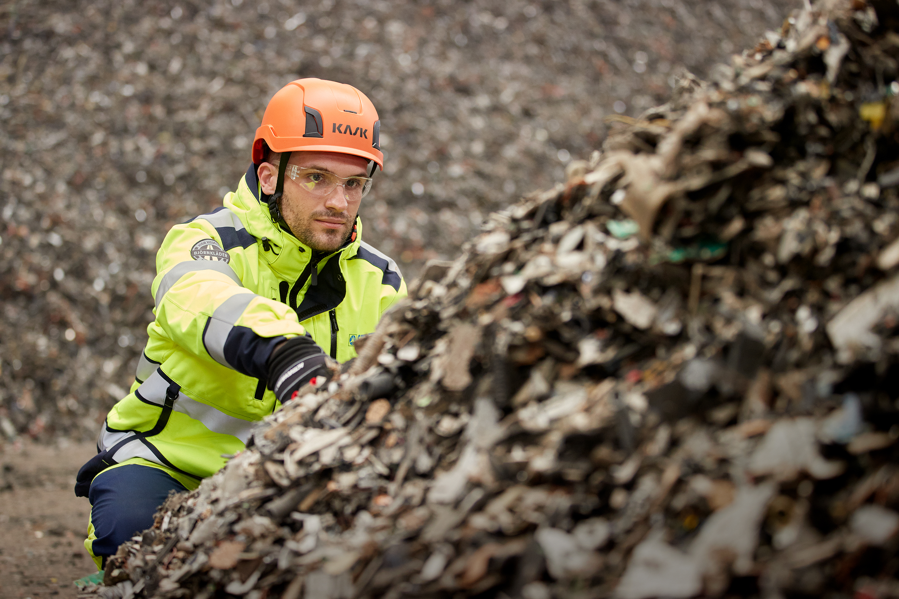 Impiegato Stena Recycling che controlla i materiali
