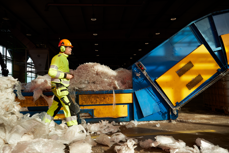 Pracowik Stena Recycling sortuje odpad folii LDPE