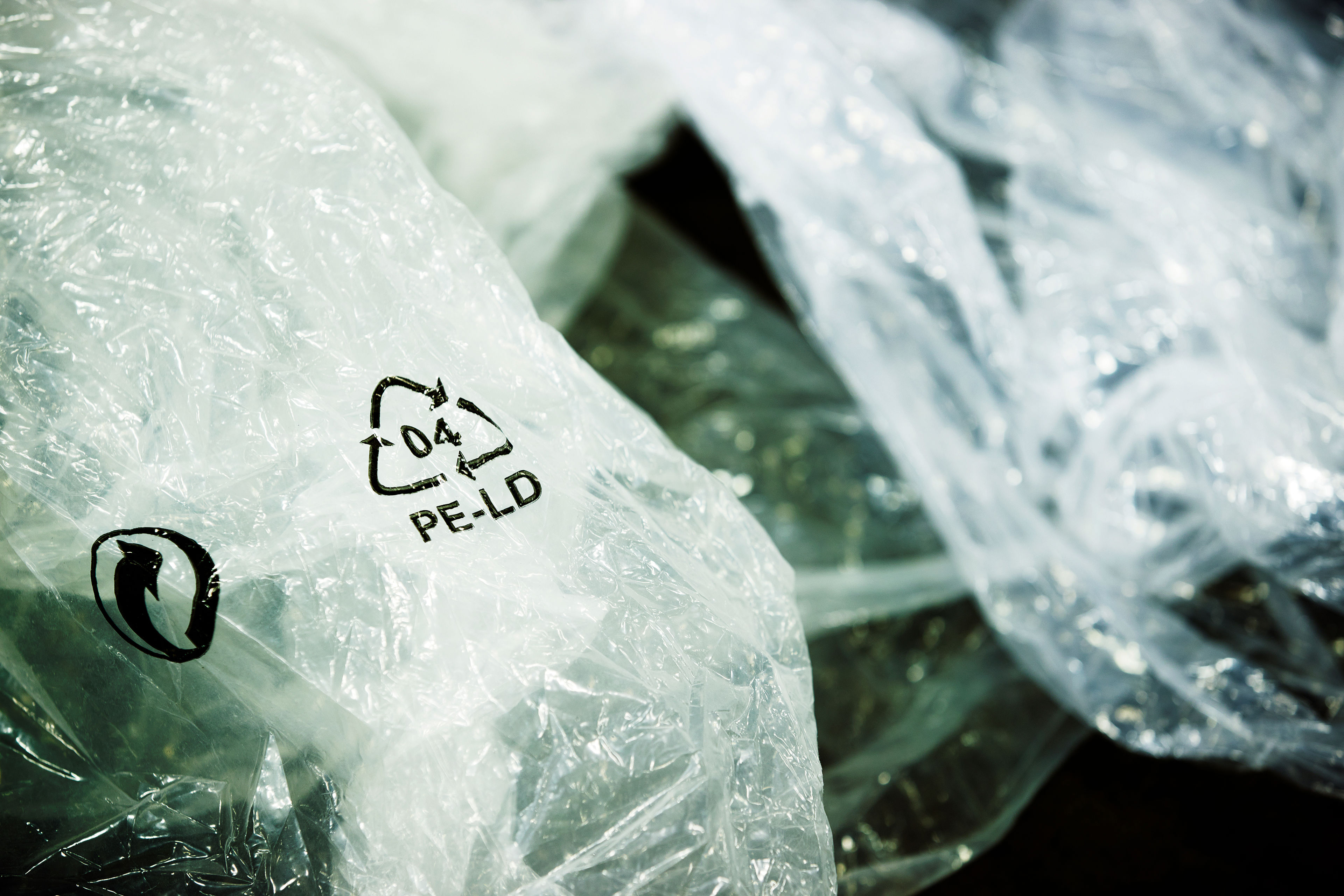 Kirkasta kalvomuovia