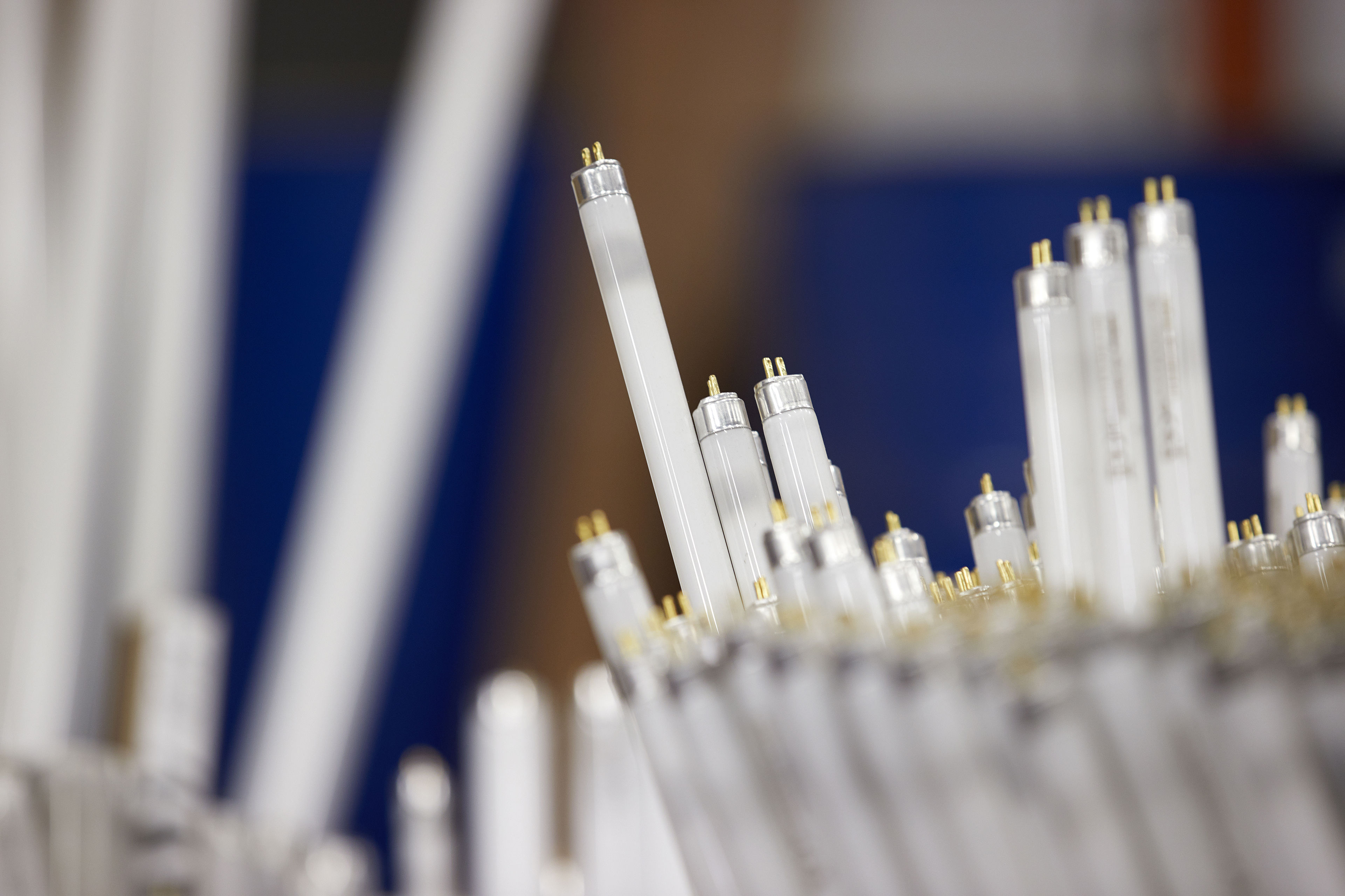 En bunt kasserade lysrör klara att återvinnas som farligt avfall.