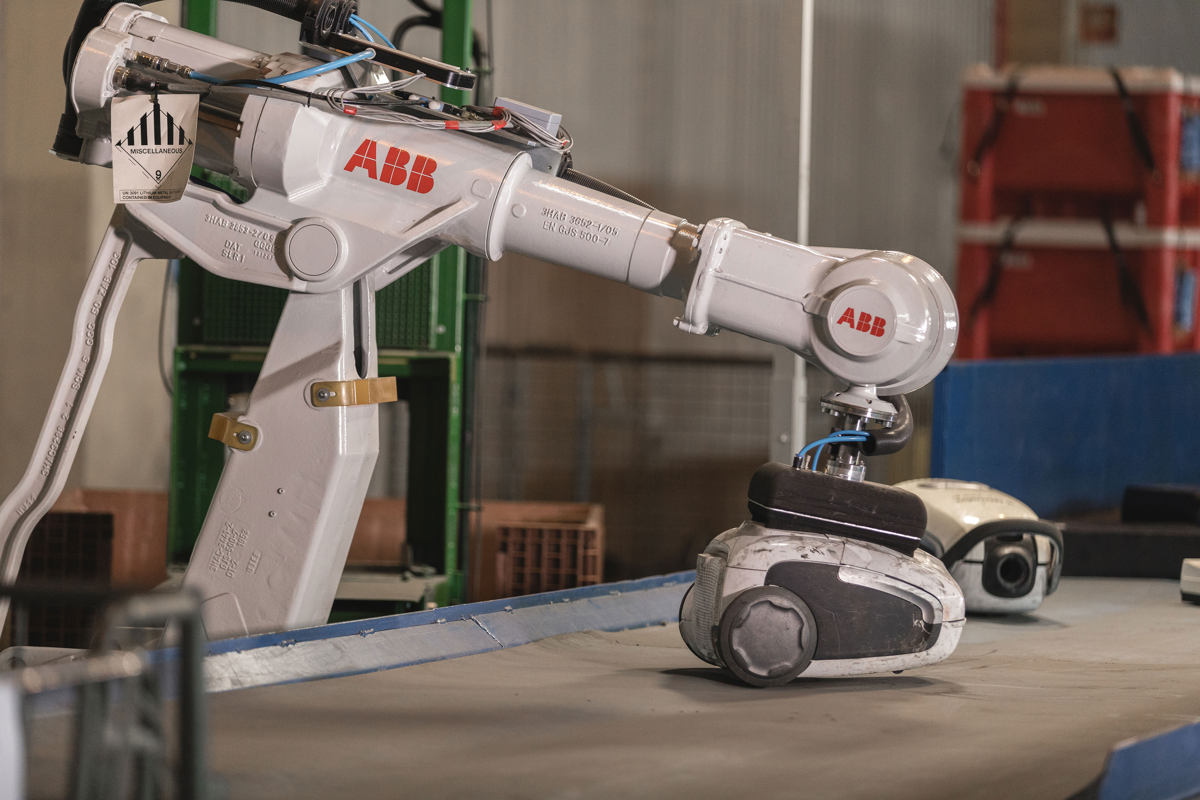 A used vacuum cleaner is inspected using one of Stena Recycling's automatic sorting processes.
