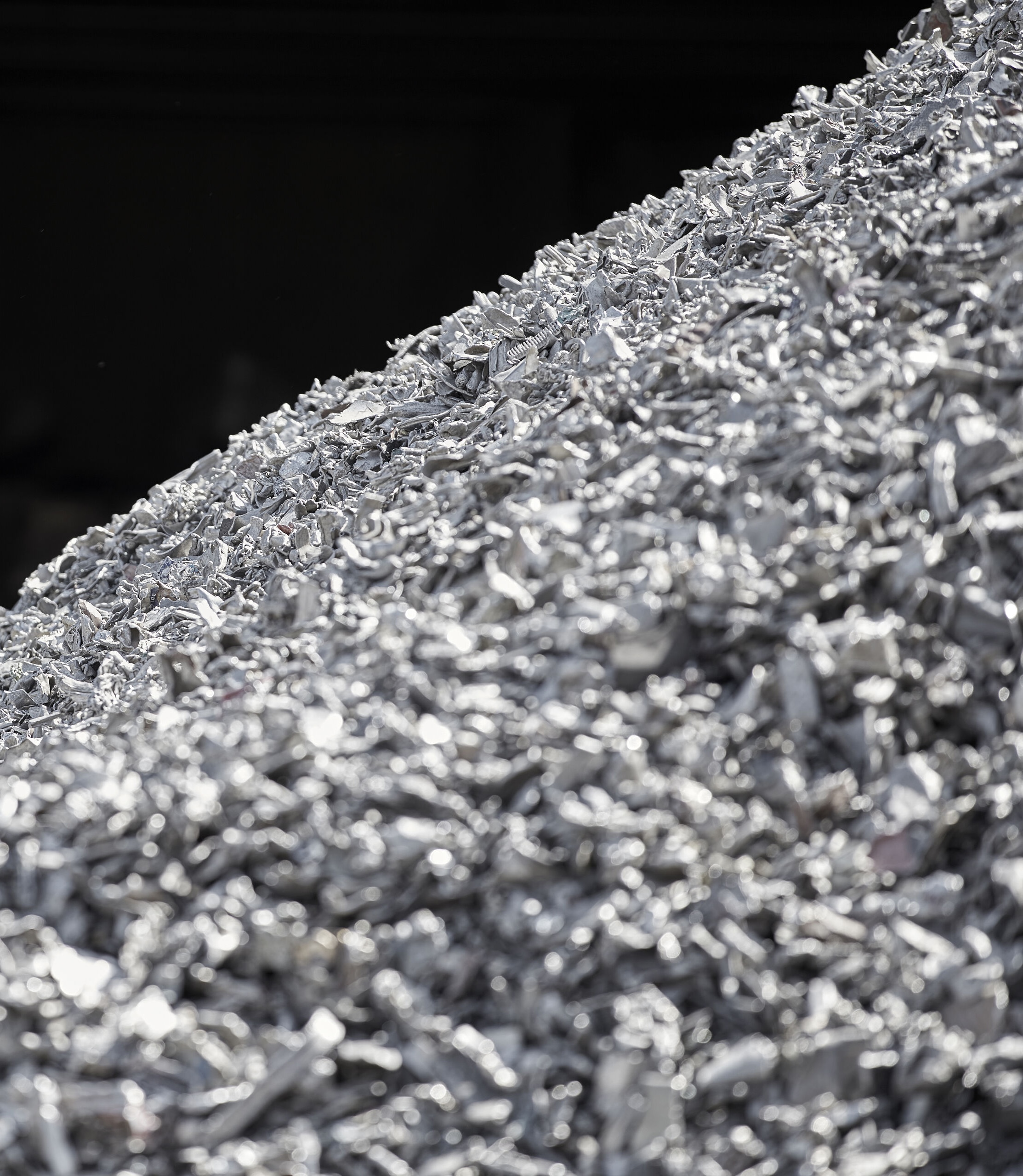 Hög med aluminium